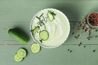 Masada soğuk salatalık çorbası ile kase