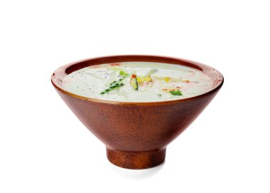 Beyaz arka planda soğuk salatalık çorbası ile kase