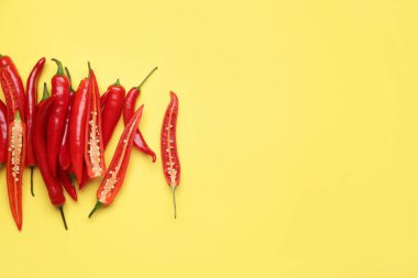 Arka planda sıcak kırmızı biber