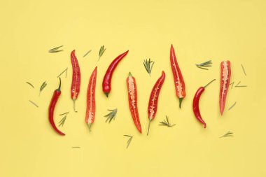 Arka planda sıcak kırmızı biber
