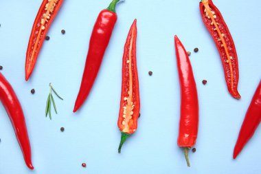 Arka planda sıcak kırmızı biber