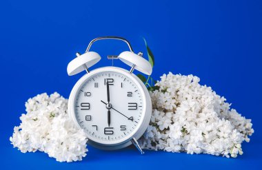 Çalar saat ve çiçeklerin renkleri. Bahar geldi.