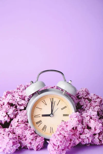 Relógio Despertador Flores Fundo Cor Hora Primavera — Fotografia de Stock