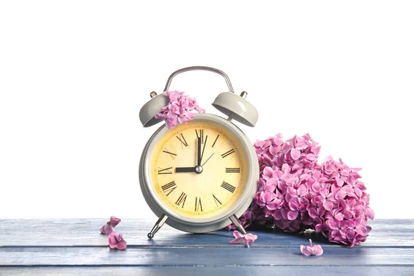 Reloj Despertador Flores Sobre Mesa Sobre Fondo Blanco Primavera —  Fotos de Stock