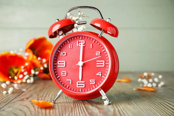 Wekker Bloemen Houten Tafel Voorjaarstijd — Stockfoto