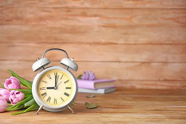 Wekker Bloemen Houten Tafel Voorjaarstijd — Stockfoto