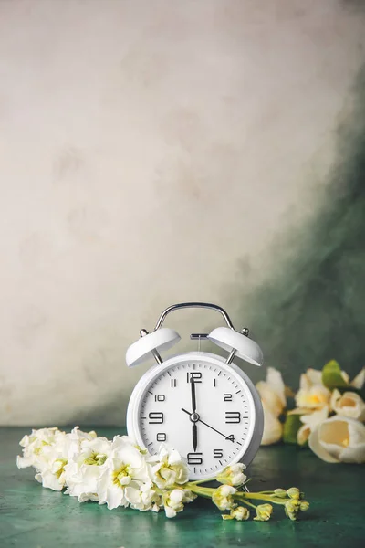 Ébresztőóra Virágok Asztalon Tavasz — Stock Fotó