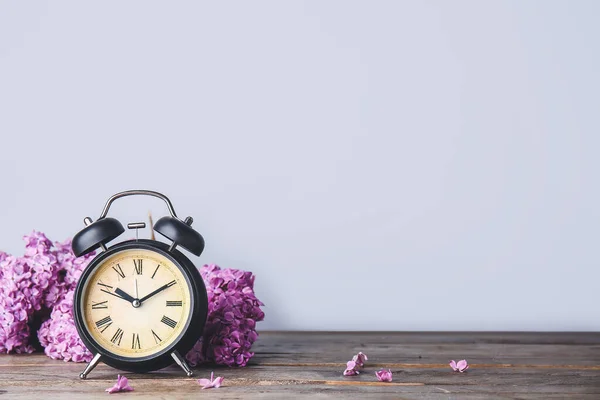 Будильник Квіти Столі Весняний Час — стокове фото
