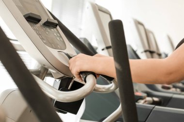 Spor salonunda koşu bandında genç bir kadın