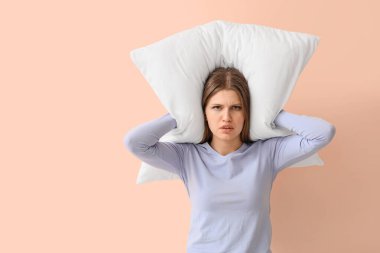 Arka planda gürültüden muzdarip genç bir kadın