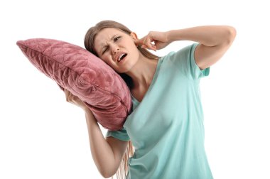 Beyaz arka planda gürültüden muzdarip genç bir kadın.