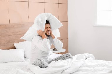 Kabadayı komşular yüzünden adam uyuyamıyor.