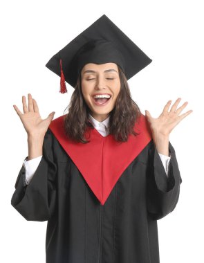 Beyaz arka planda mezun olan mutlu bayan öğrenci.