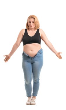 Beyaz arka planda sorunlu şişman kadın. Kilo verme konsepti