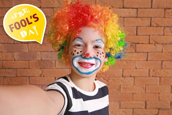 Palyaço Makyajlı Şirin Bir Çocuk Duvara Selfie Çekiyor Nisan Kutlamaları — Stok fotoğraf