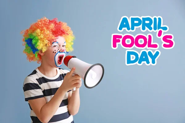 Leuke Kleine Jongen Met Clown Make Megafoon Kleur Achtergrond April — Stockfoto