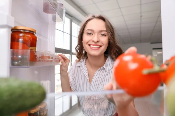 冷蔵庫で新鮮な製品を持つ女性 内部からの眺め — ストック写真