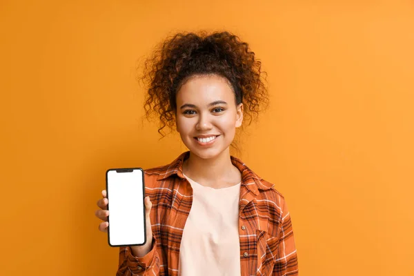 Mooie Jonge Afro Amerikaanse Vrouw Met Mobiele Telefoon Kleur Achtergrond — Stockfoto