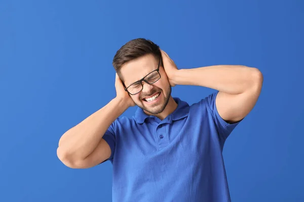 Young Man Suffering Loud Noise Color Background — Stock Photo, Image