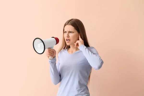 Mujer Joven Con Megáfono Que Sufre Ruido Fuerte Fondo Color — Foto de Stock