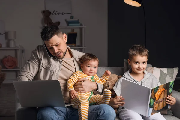 Working Father Little Children Late Home — Stock Photo, Image