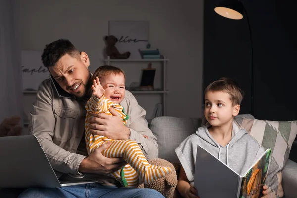 Arbeiders Vader Met Kleine Kinderen Laat Thuis — Stockfoto