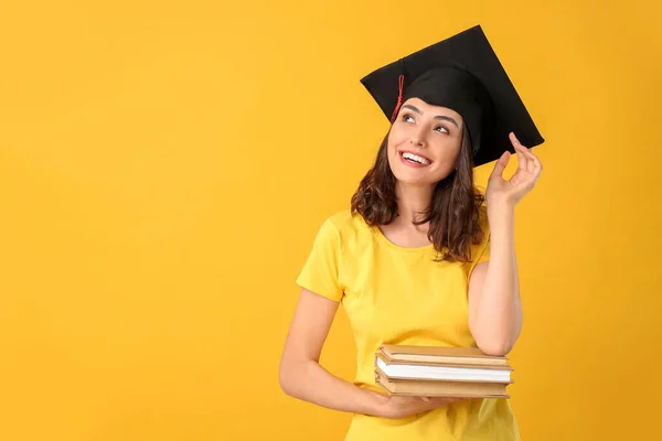 Kvinna Examen Student Med Böcker Färg Bakgrund — Stockfoto