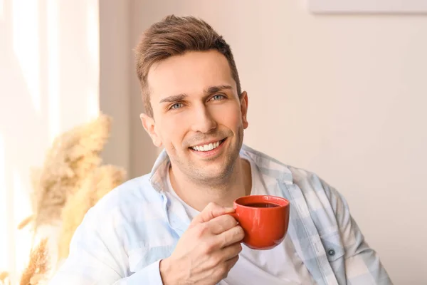 Schöner Mann Trinkt Kaffee Hause — Stockfoto