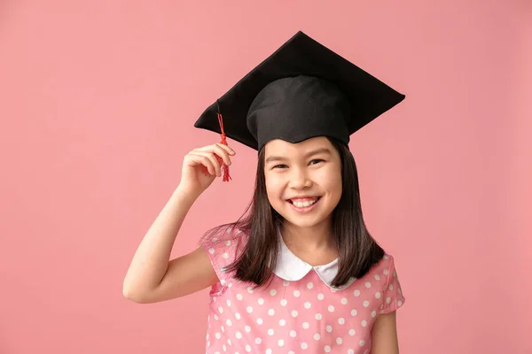 女の子で卒業帽子の上の色の背景 — ストック写真