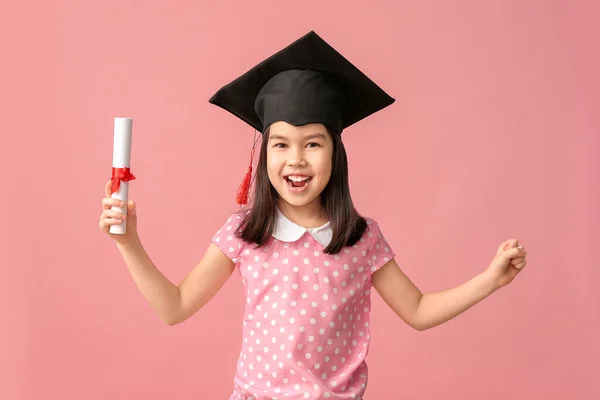 卒業帽子の女の子ととともに卒業証書上の色の背景 — ストック写真