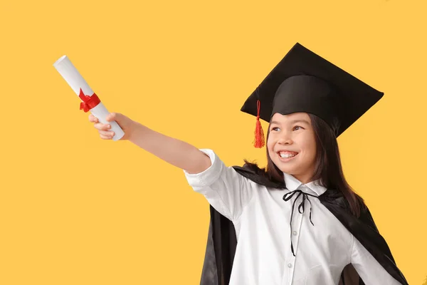 Bambina Cappello Laurea Con Diploma Sfondo Colore — Foto Stock