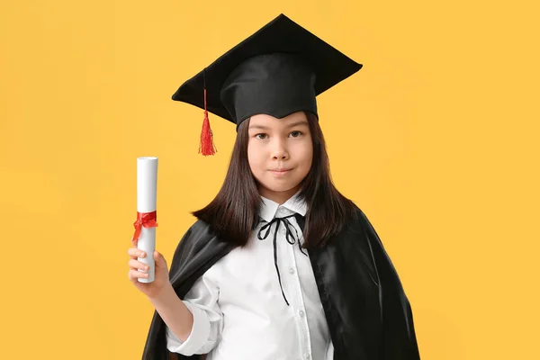 Niña Sombrero Graduación Con Diploma Sobre Fondo Color — Foto de Stock