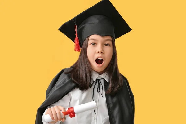 Niña Sorprendida Sombrero Graduación Con Diploma Sobre Fondo Color — Foto de Stock