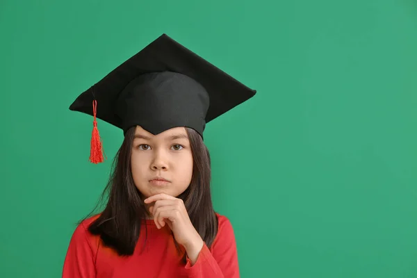 Malá Dívka Maturitní Klobouk Barevném Pozadí — Stock fotografie