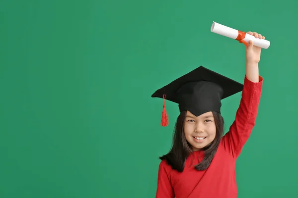 Κοριτσάκι Καπέλο Αποφοίτησης Και Δίπλωμα Φόντο Χρώματος — Φωτογραφία Αρχείου