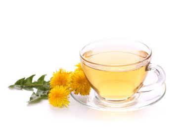 Beyaz arka planda bir fincan sağlıklı karahindiba çayı.