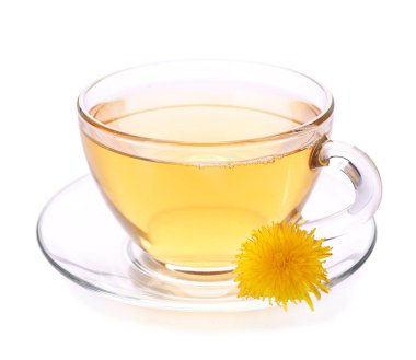 Beyaz arka planda bir fincan sağlıklı karahindiba çayı.