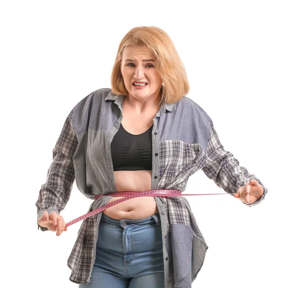 Beyaz arka planda mezurası olan sorunlu kilolu kadın. Kilo verme konsepti