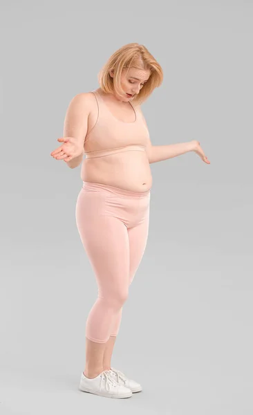 Übergewichtige Frau Vor Grauem Hintergrund — Stockfoto