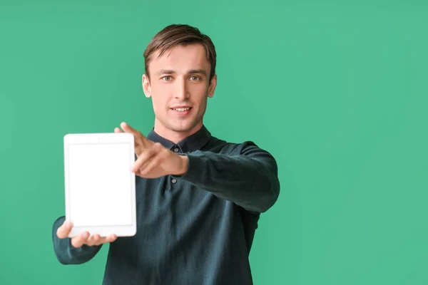 Young Man Tablet Computer Color Background — Stock Photo, Image