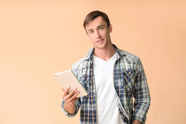 Mladý Muž Počítačem Tablet Barevném Pozadí — Stock fotografie