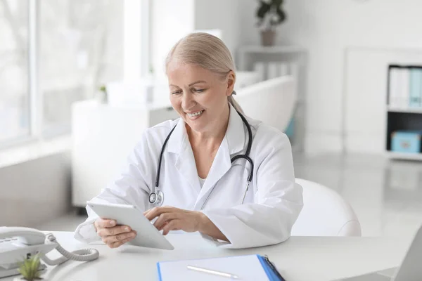 Mature Female Doctor Working Clinic — Stock Photo, Image