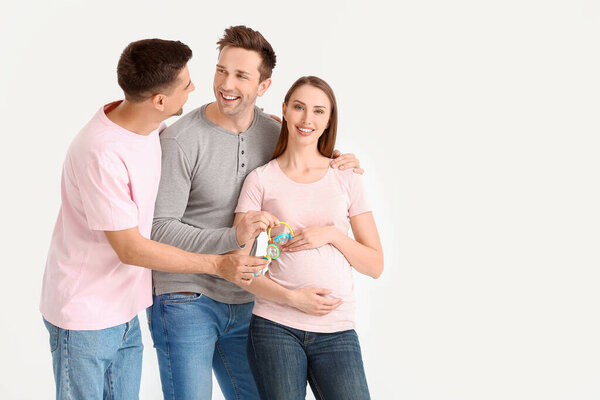 Гей пара с беременной женщиной на белом фоне
