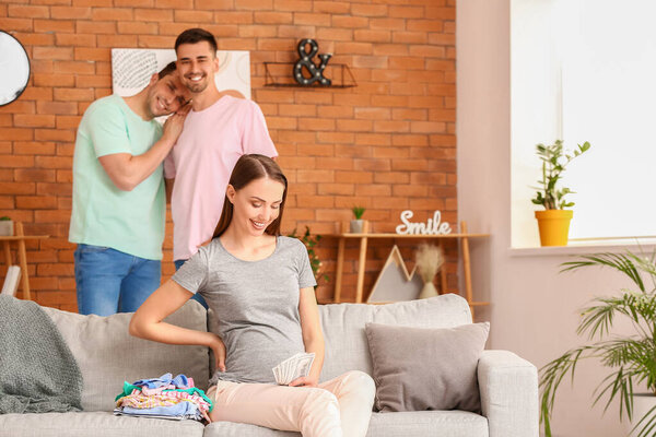 Беременная женщина с деньгами в доме гей-пары
