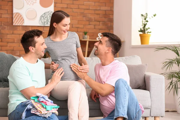 Gay Casal Com Grávida Mulher Casa — Fotografia de Stock