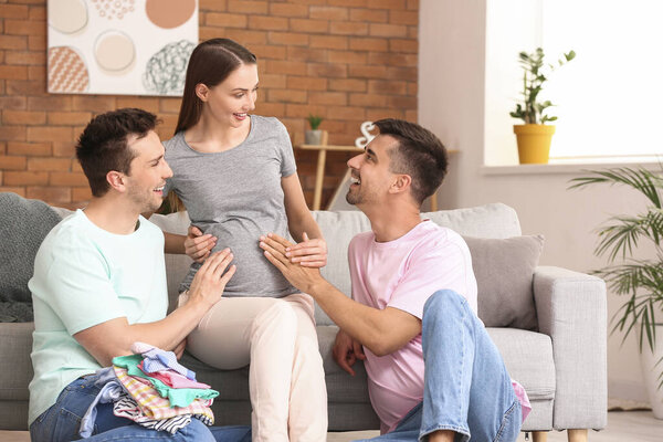 Гей-пара с беременной женщиной дома
