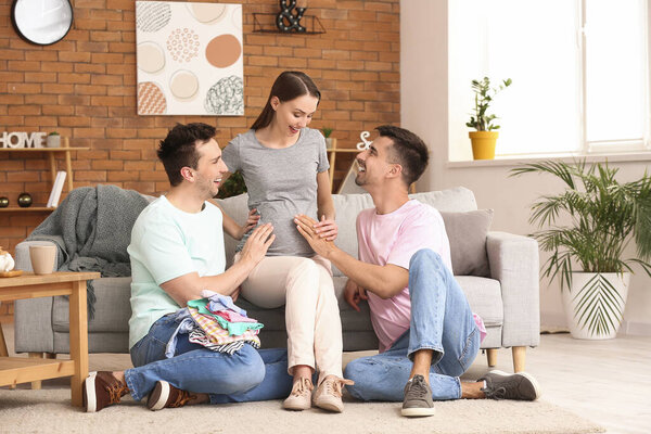 Гей-пара с беременной женщиной дома
