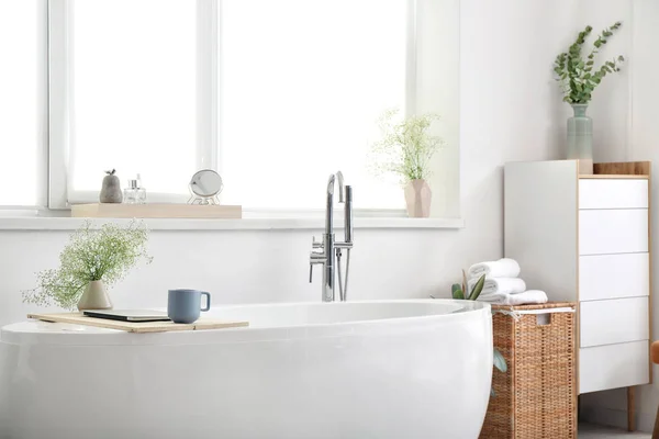 Interior Baño Moderno Con Decoración Floral —  Fotos de Stock