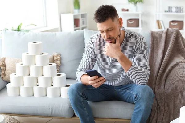 Hombre Con Teléfono Móvil Montón Papel Higiénico Casa Concepto Epidemia —  Fotos de Stock