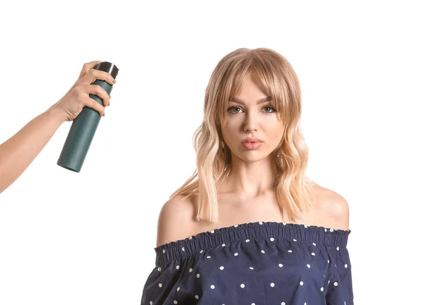 Hermosa Mujer Joven Mano Con Spray Para Cabello Sobre Fondo — Foto de Stock